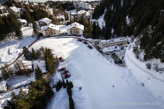 Une vue aerienne de la zone d'arrivee de la piste de coupe du monde lors d'une conference de presse sur la Coupe du monde de ski alpin hommes en 2025 et les Championnats du monde de ski alpin en 2027 le mercredi 8 janvier 2025 a Crans-Montana. (KEYSTONE/Jean-Christophe Bott)